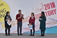 香港筆會會長Jason NG（左二）與得獎者分享寫作心得。