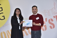 香港筆會會長Jason NG（右）頒獎予少年組第一名得主Diana Marie N. GAMBOA，她的參賽作品題目是《Yellow Bauhinia》。