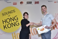 Hong Kong Free Press 執行編輯Sarah KARACS（左）頒獎予成人組第一名得主BUI Yu Ling，他已連續第三年獲獎，今年的參賽作品題目是《A Song and I Had Parted Ways》。