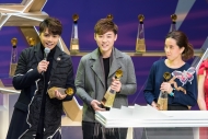 張敬軒（左一）憑《缺》奪得應屆「十大金曲獎」第一位，而其唱片《HINSIDEOUT演唱會》亦獲得「最佳中文唱片獎︰男歌手」。