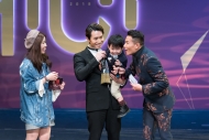 陳柏宇（左二）從小樂迷手上獲頒「十大金曲獎」第四位的獎項，得獎歌曲︰《認真如初》。