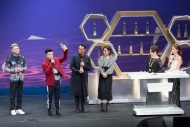 憑過去一年的努力，（左二起）梁釗峰、吳浩康、葉巧琳分別獲頒「最佳進步獎」的金、銀、銅獎。