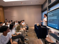 AI初创公司Votee AI的代表耐心指导学生如何有效运用AI工具。